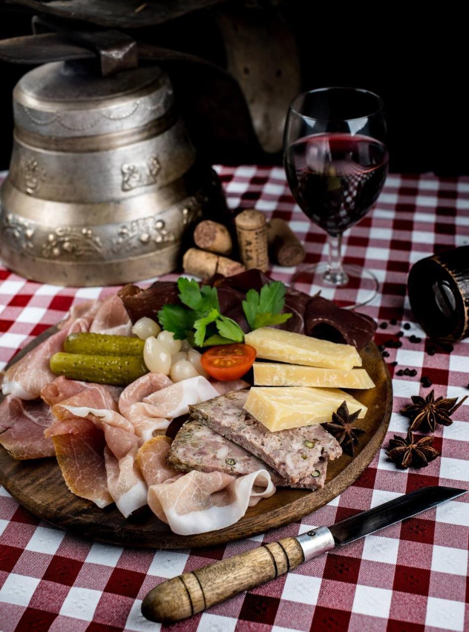 B&B Restaurant Le Pernollet Evionnaz Bagian luar foto